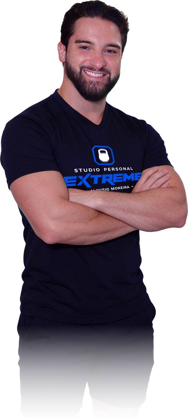 Aloysio Moreira, treinador do Studio Personal Extreme, de braços cruzados e sorrindo