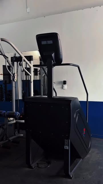 Equipamento de cardio na área de treino