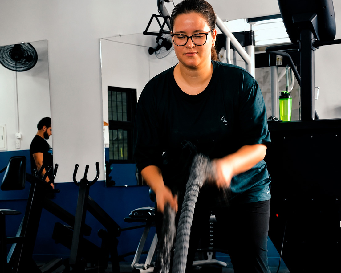 Aluna do Studio Personal Extreme em exercício de HIIT com corda naval