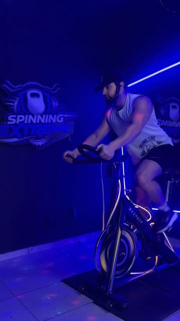 Aluno treinando na sala de Spinning Extreme
